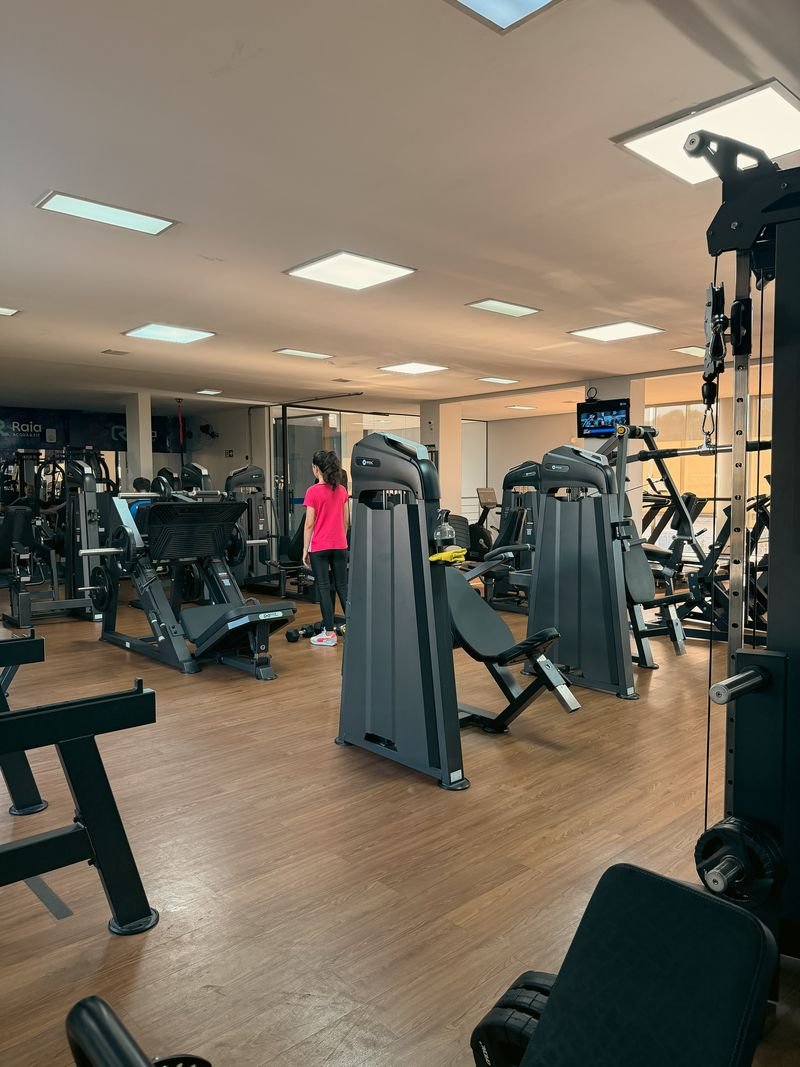 Sala de musculação climatizada da Raia Acqua & Fit, com aparelhos, esteiras e piso de madeira